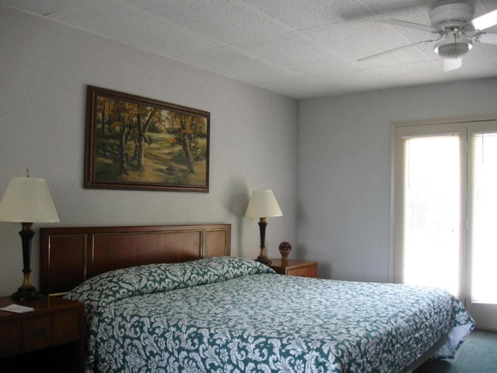 Beaver Lake Lodge Rogers Room photo